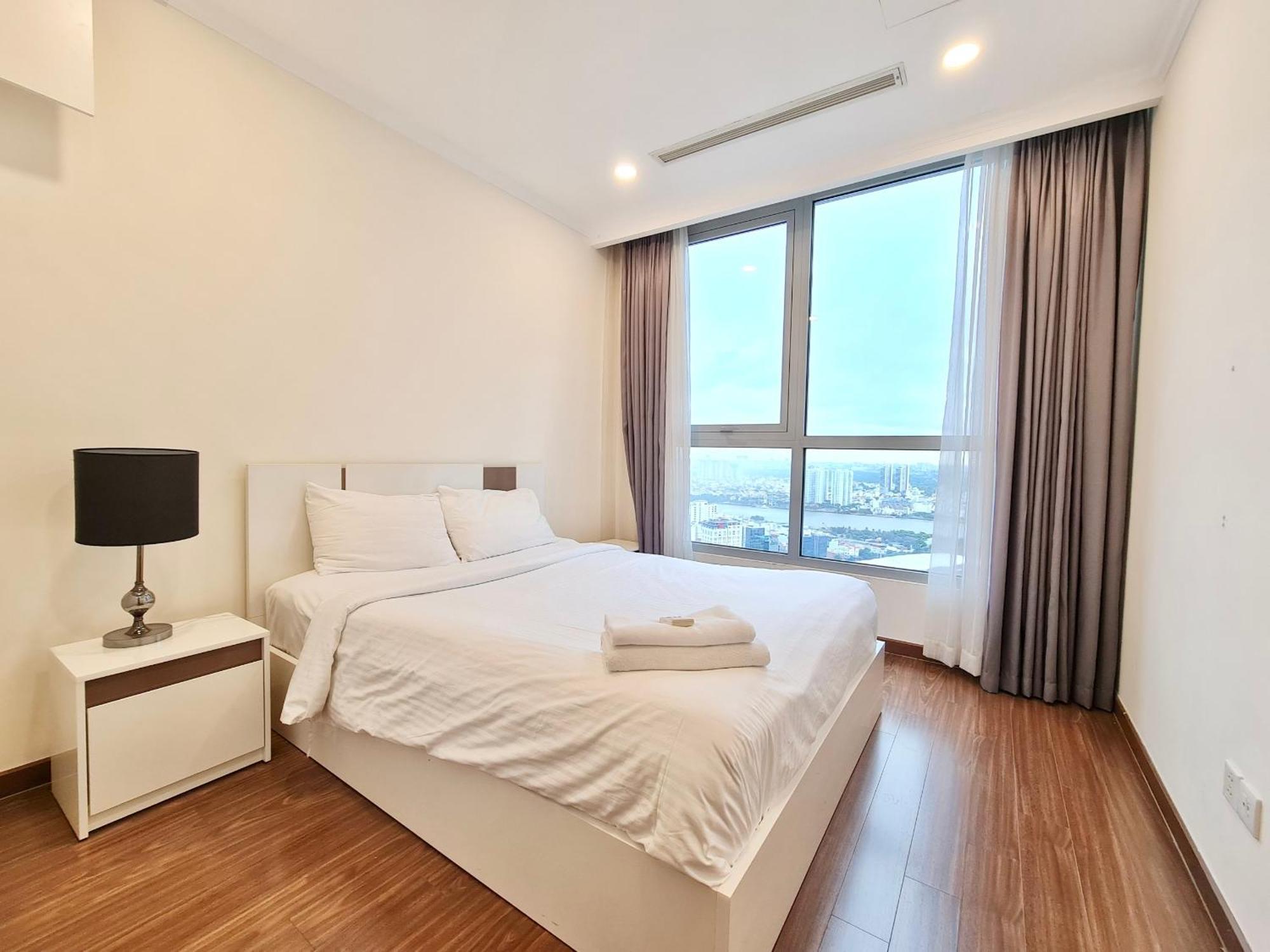 Căn hộ 2 Bed At Landmark Plus - Vinhomes